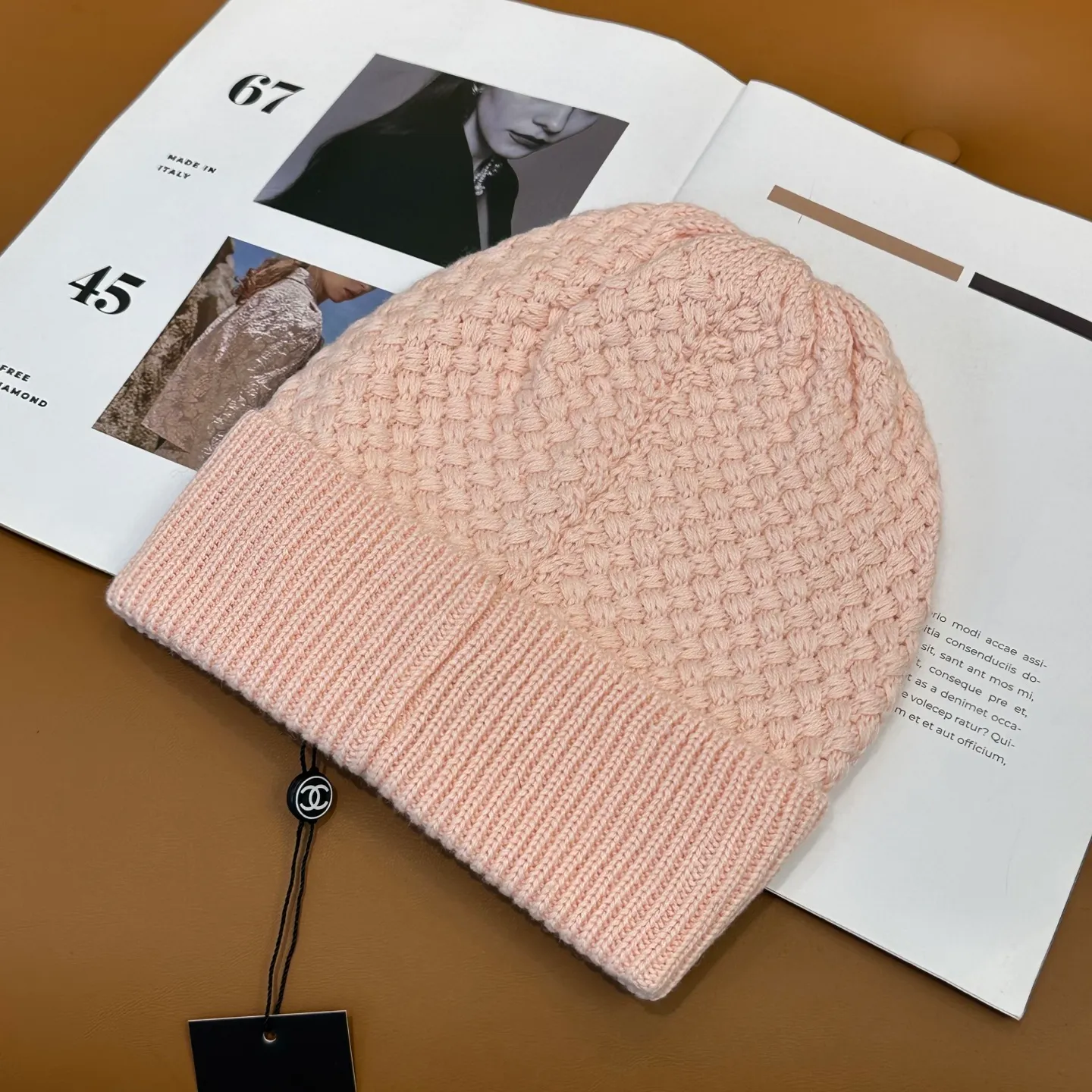 P70 Chanel official website quality Chanel autumn and winter fashion blogger recommended knitted hat, which hides a quiet sense of luxury. Every line is neat and generous, simple but not simple, generous and stylish. Every detail shows high-end taste, and the sense of fashion becomes more and more intriguing in the restraint.