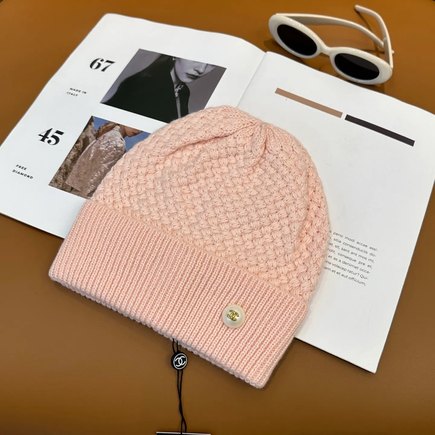 P70 Chanel official website quality Chanel autumn and winter fashion blogger recommended knitted hat, which hides a quiet sense of luxury. Every line is neat and generous, simple but not simple, generous and stylish. Every detail shows high-end taste, and the sense of fashion becomes more and more intriguing in the restraint.