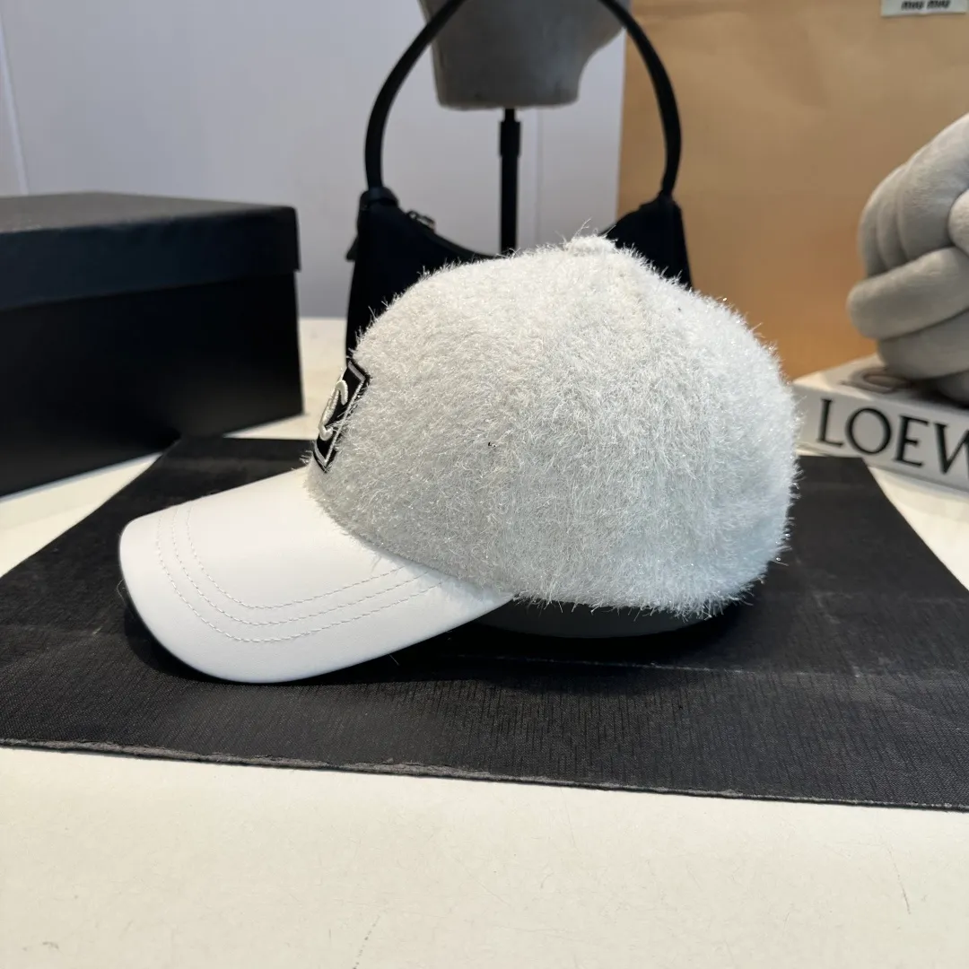 P60 CHANEL Chanel's new autumn and winter small fragrance style baseball cap🧢, the big brand model is super easy to match, one that you can wear with your eyes closed