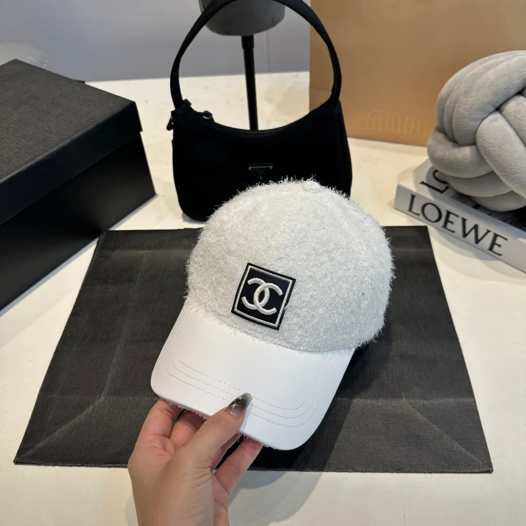 P60 CHANEL Chanel's new autumn and winter small fragrance style baseball cap🧢, the big brand model is super easy to match, one that you can wear with your eyes closed