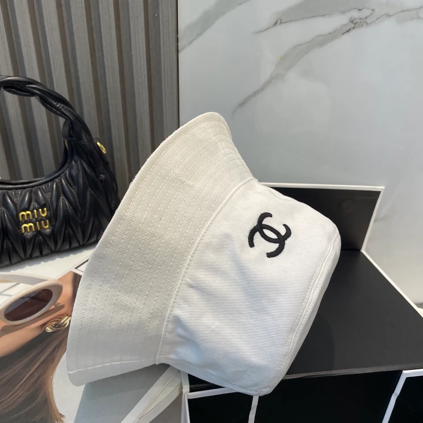P90 Chanel (Chanel) counter new double-sided embroidered fisherman hat 1:1 mold customization, three-dimensional embroidery, exquisite and flawless! 100% pure cotton fabric, original factory quality, exclusive physical photography.