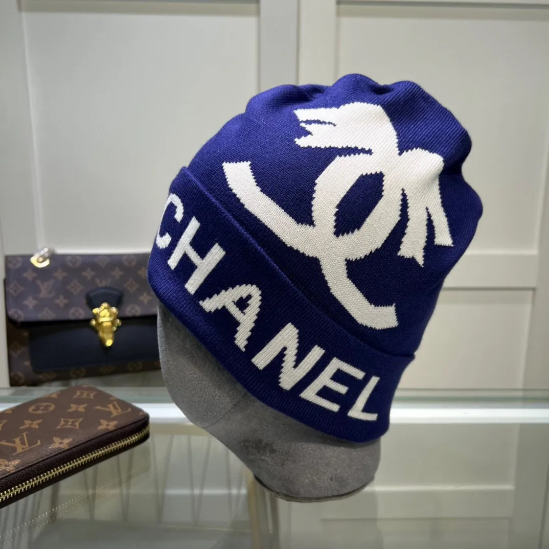 P44 comes with dust bag. CHANEL🎩cashmere wool quality knitted hat, fashionable, good quality, high-end, super soft! Super hot💖The texture is great and it’s great to match when out on the street! Fashion trends! A must-have item for autumn and winter, get it now!