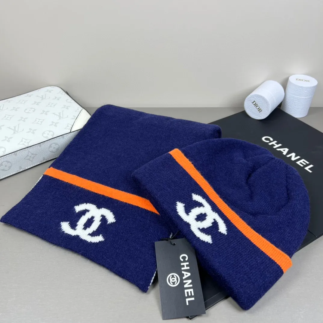 P160 CHANEL Xiaohongshu hot style, official website new classic suit hat! Hat ➕Scarf! It feels great in hand! It’s warm and super comfortable. This winter, all you need is a hat set like this. It’s warm and fashionable! Welcome to choose!!
