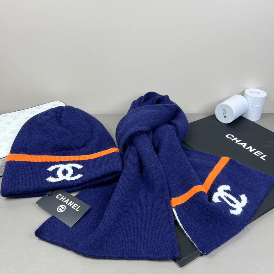 P160 CHANEL Xiaohongshu hot style, official website new classic suit hat! Hat ➕Scarf! It feels great in hand! It’s warm and super comfortable. This winter, all you need is a hat set like this. It’s warm and fashionable! Welcome to choose!!