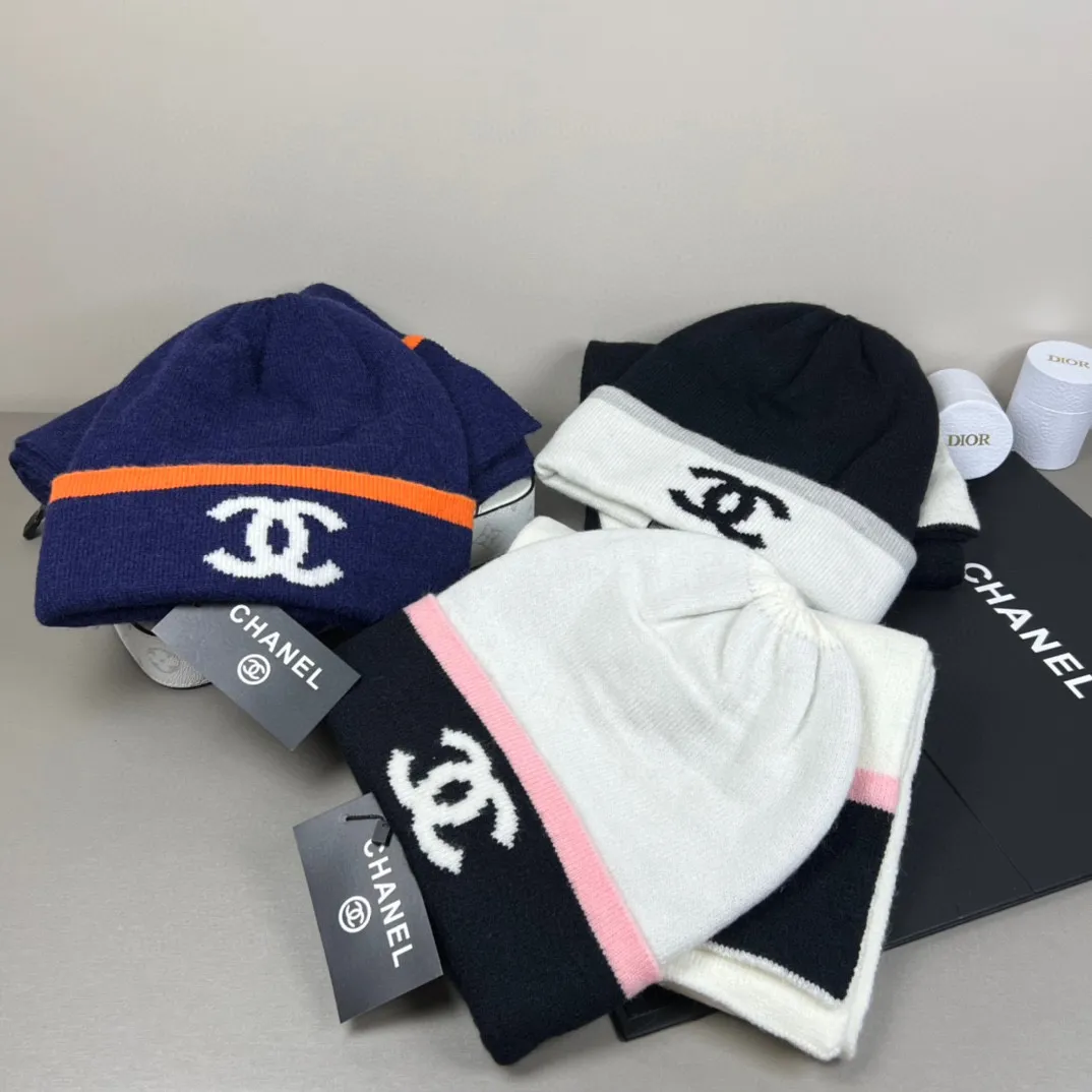 P160 CHANEL Xiaohongshu hot style, official website new classic suit hat! Hat ➕Scarf! It feels great in hand! It’s warm and super comfortable. This winter, all you need is a hat set like this. It’s warm and fashionable! Welcome to choose!!