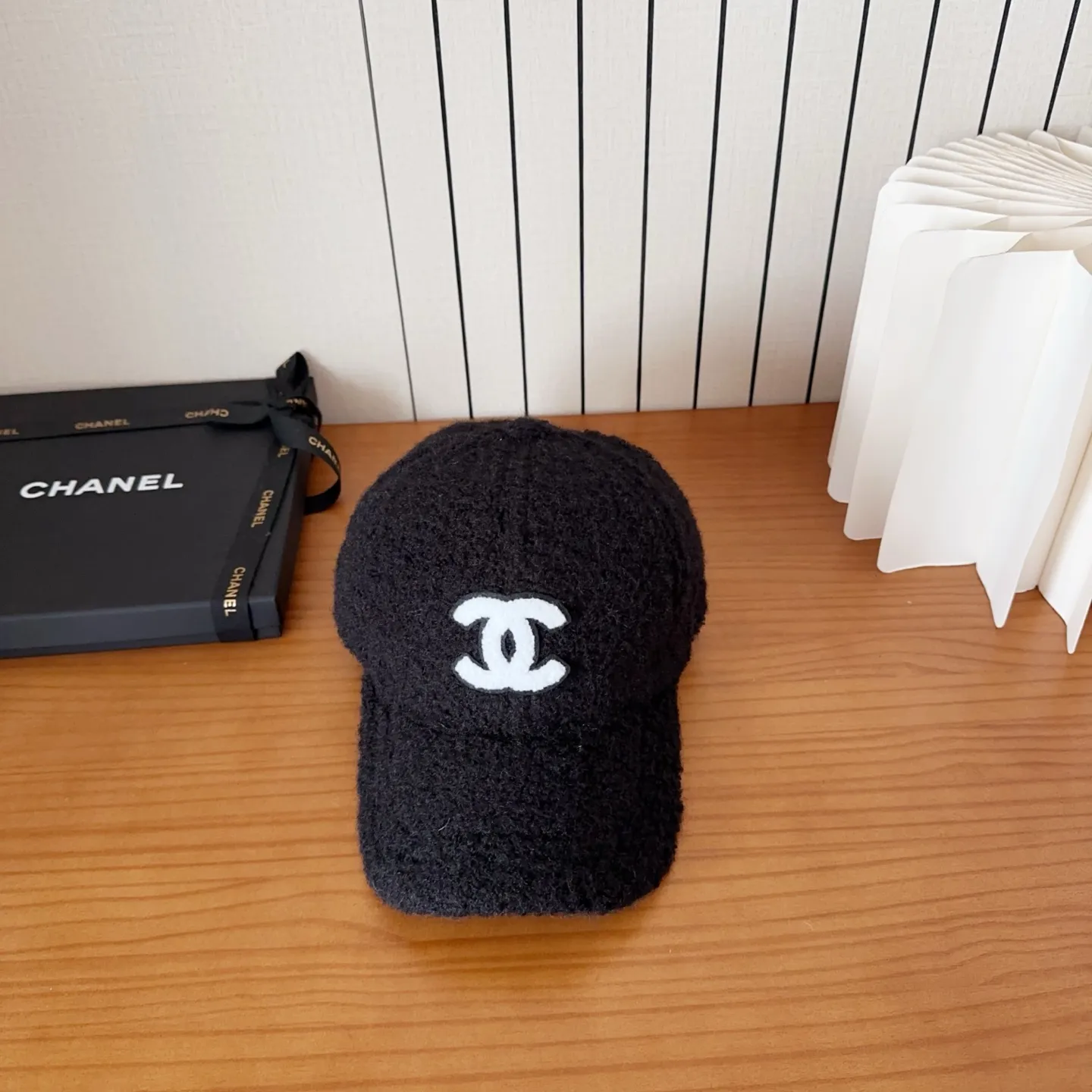 💰44 Chanel’s new lamb wool baseball cap🧢 is a perfect interpretation of the sweet and cool style. I love it so much❤️ The top is sexy and handsome. Both are online! No girl can refuse a fluffy item.