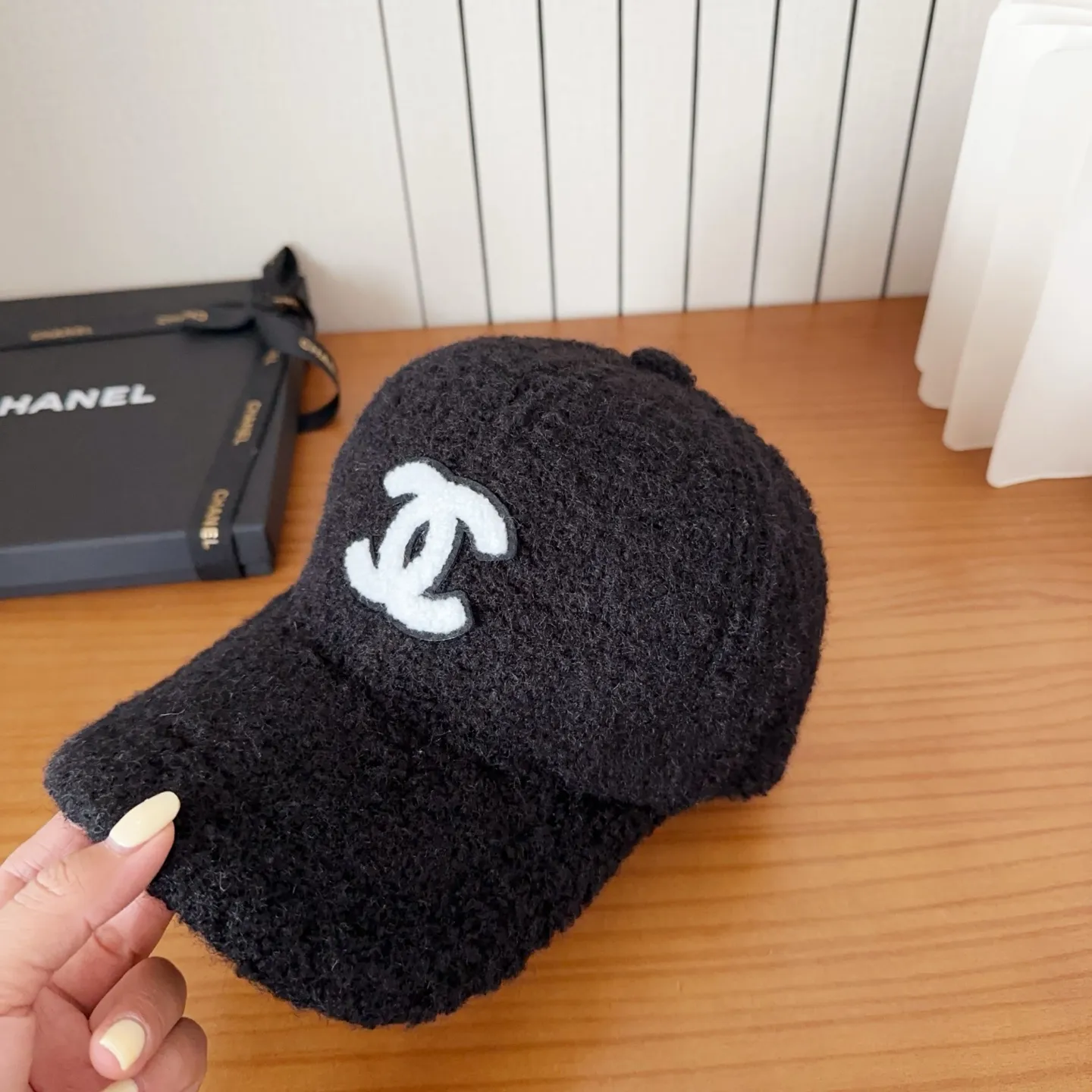 💰44 Chanel’s new lamb wool baseball cap🧢 is a perfect interpretation of the sweet and cool style. I love it so much❤️ The top is sexy and handsome. Both are online! No girl can refuse a fluffy item.