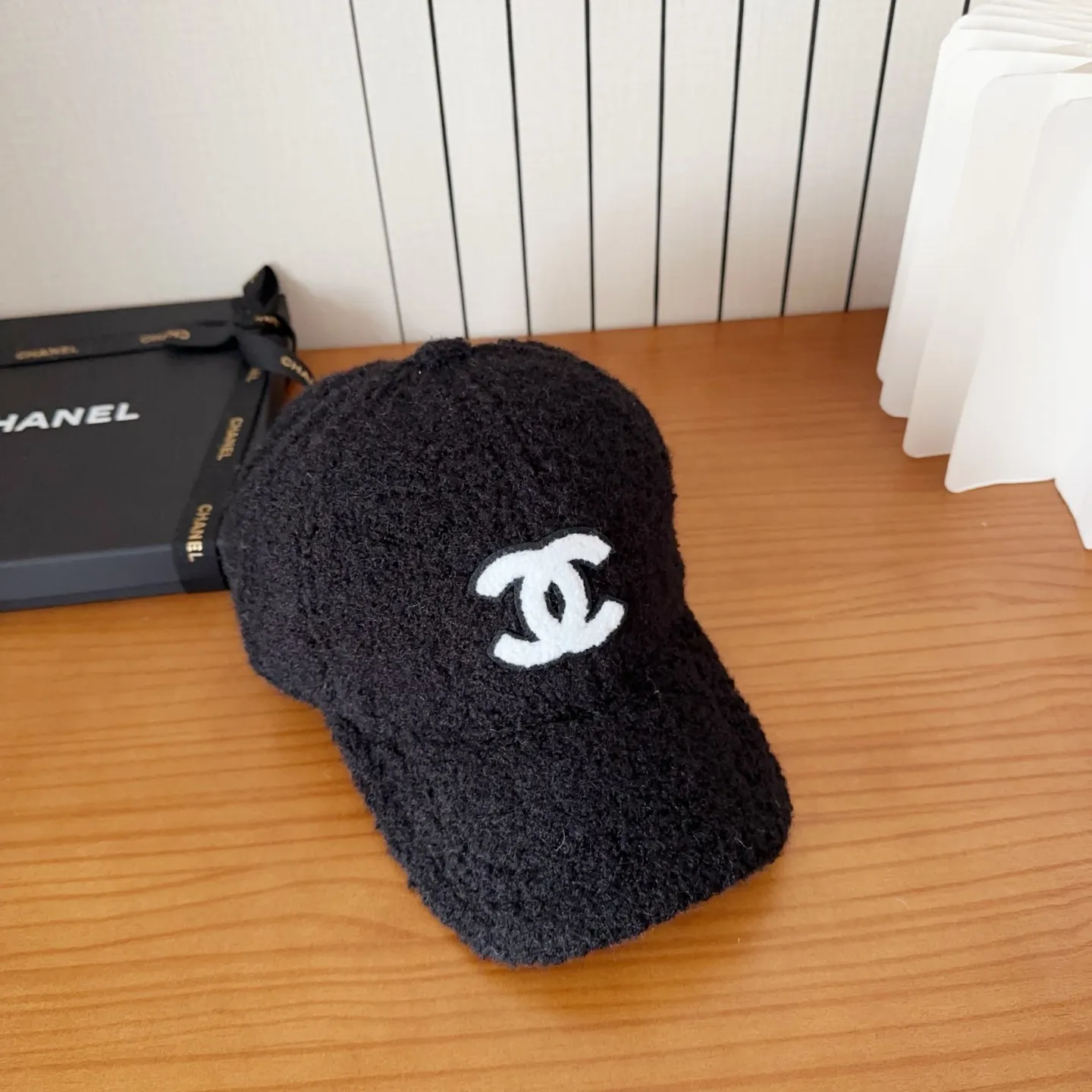 💰44 Chanel’s new lamb wool baseball cap🧢 is a perfect interpretation of the sweet and cool style. I love it so much❤️ The top is sexy and handsome. Both are online! No girl can refuse a fluffy item.