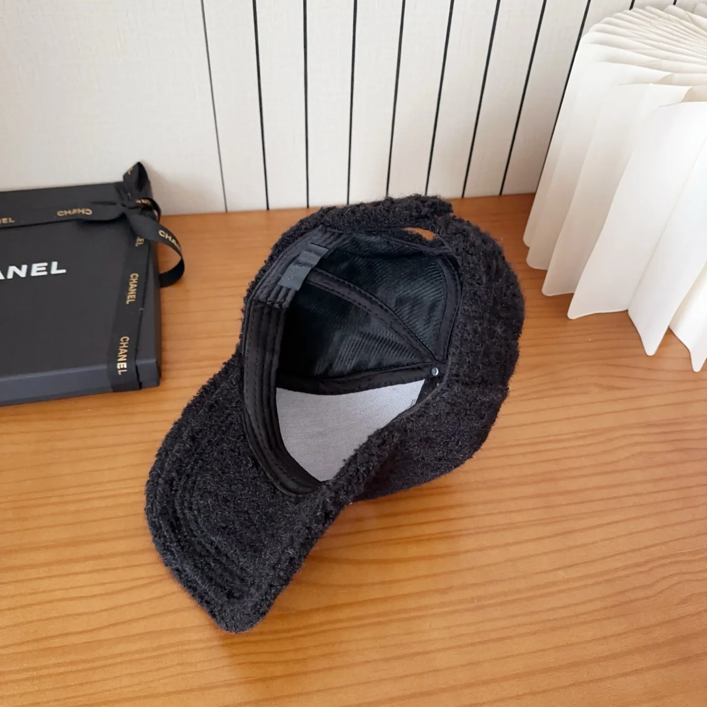 💰44 Chanel’s new lamb wool baseball cap🧢 is a perfect interpretation of the sweet and cool style. I love it so much❤️ The top is sexy and handsome. Both are online! No girl can refuse a fluffy item.