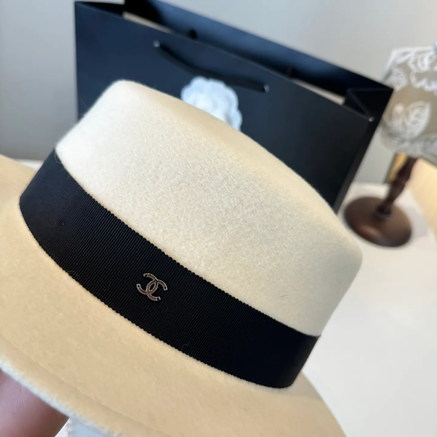 💰220¥ White Chanel new wool top hat official model, flat top hat, 100% wool fabric 🦙%, head circumference 57cm