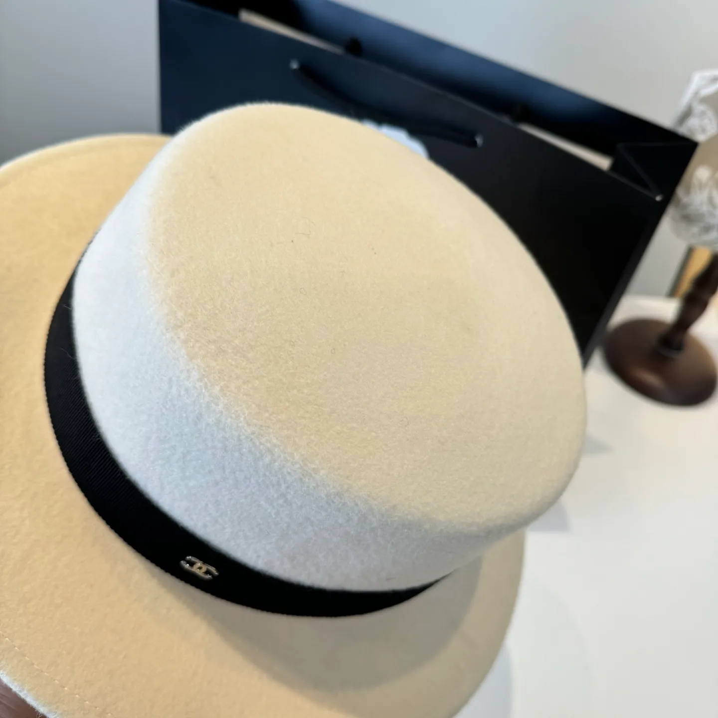 💰220¥ White Chanel new wool top hat official model, flat top hat, 100% wool fabric 🦙%, head circumference 57cm
