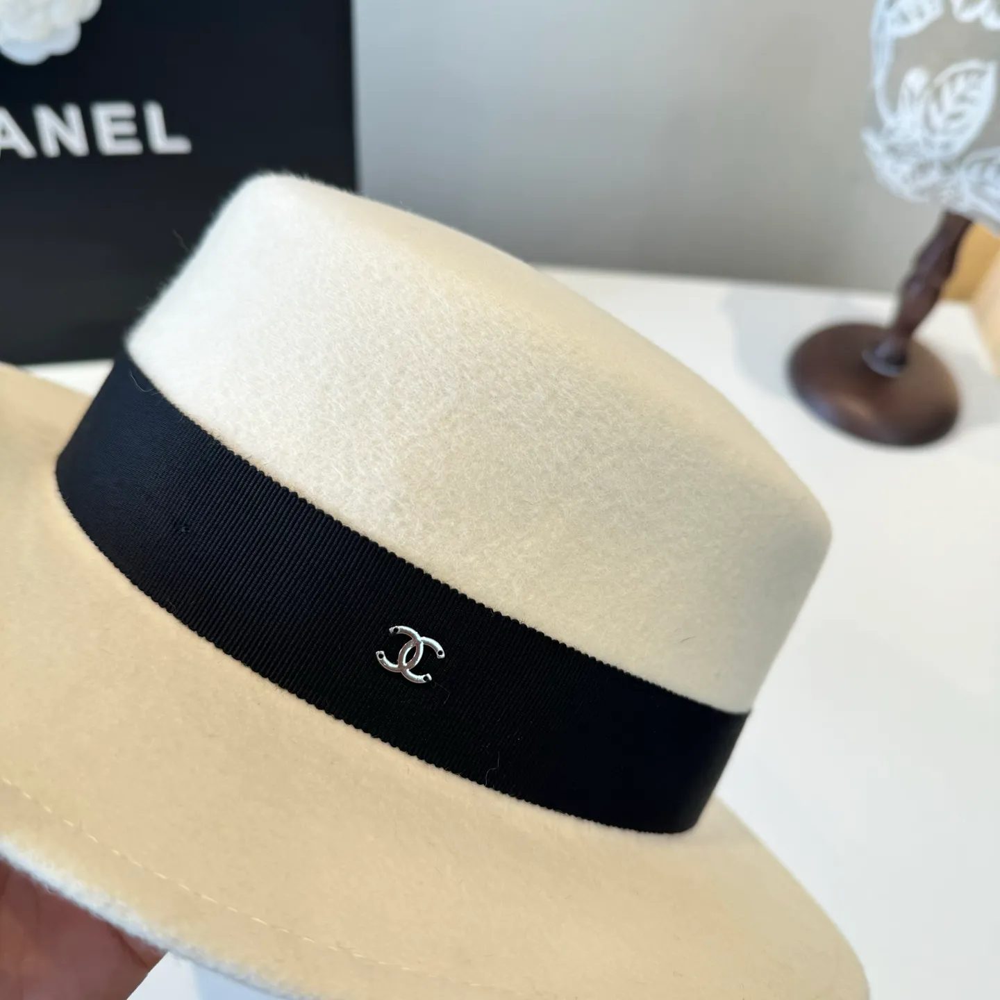 💰220¥ White Chanel new wool top hat official model, flat top hat, 100% wool fabric 🦙%, head circumference 57cm