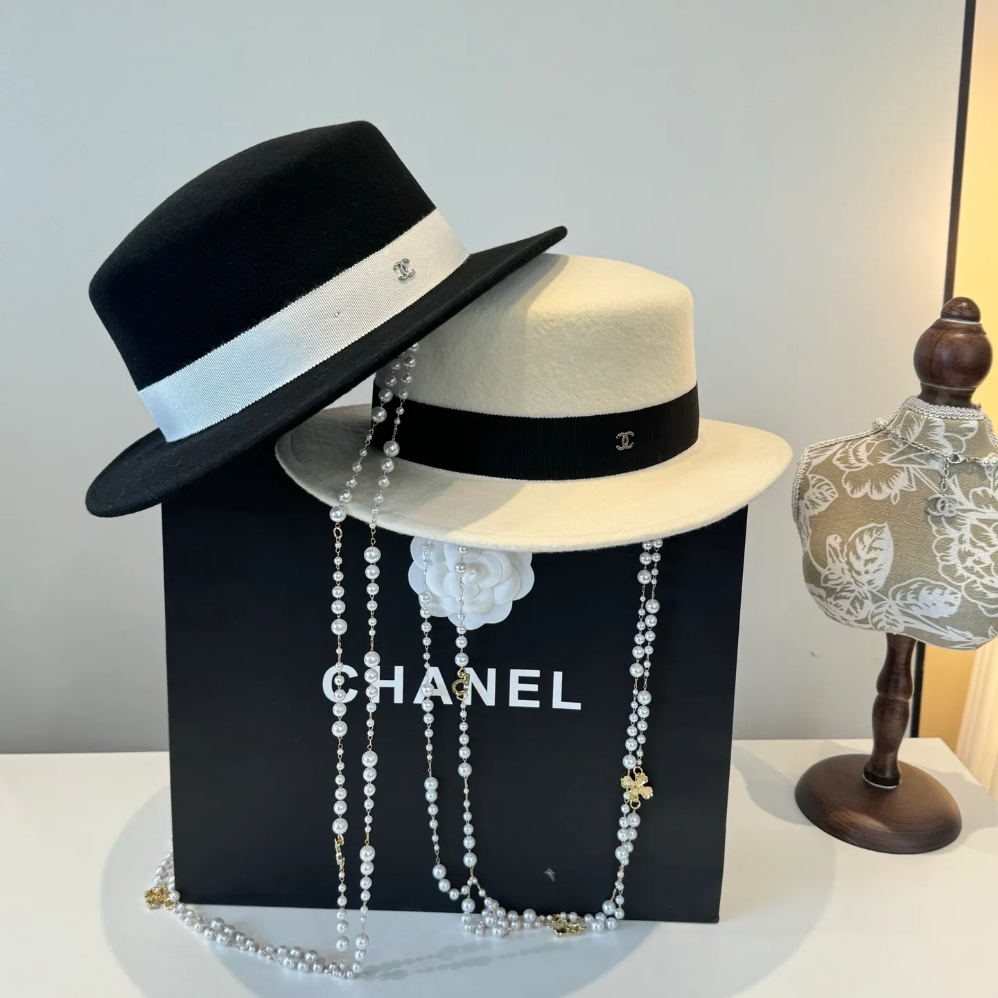 💰220¥ White Chanel new wool top hat official model, flat top hat, 100% wool fabric 🦙%, head circumference 57cm