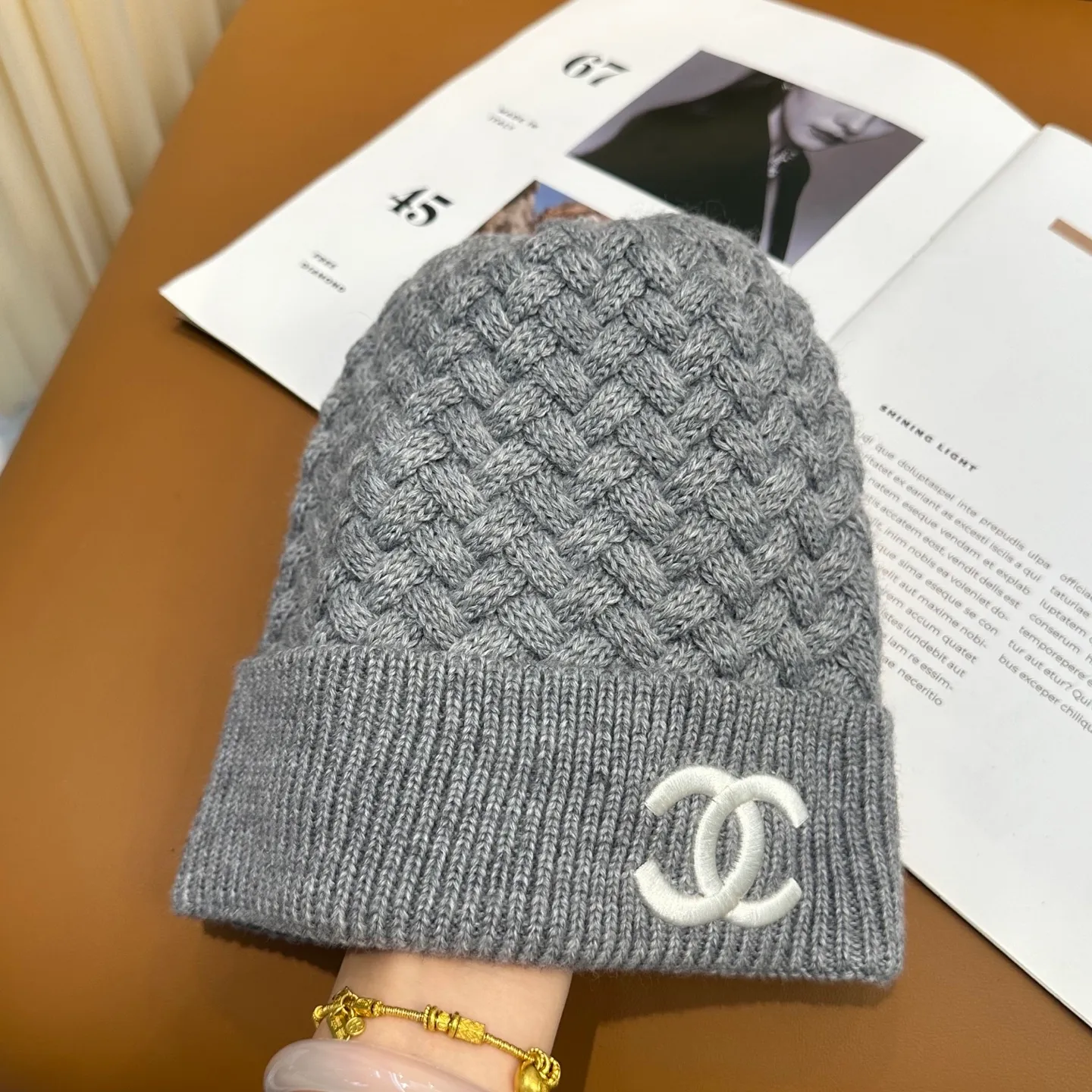 P80 Chanel official website high-quality Chanel autumn and winter knitted hat recommended by internet celebrity fashion bloggers. It hides a quiet sense of high-end. Every line is neat and generous, simple but not simple, generous and stylish. Every detail shows high-end taste, and the sense of fashion becomes more and more intriguing in the restraint.