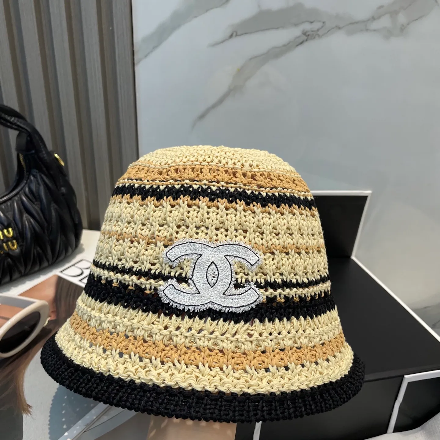 P60 CHANEL knitted basin hat, sun protection fisherman hat made of high density, a super tasteful knitted hat ~ the first choice for going out on the street! The shape of the hat is super nice, the color is perfect, and it’s light to carry! A must-have for little fairies🧚Head circumference 57cm