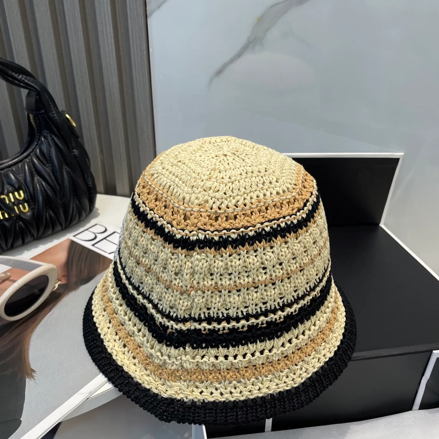 P60 CHANEL knitted basin hat, sun protection fisherman hat made of high density, a super tasteful knitted hat ~ the first choice for going out on the street! The shape of the hat is super nice, the color is perfect, and it’s light to carry! A must-have for little fairies🧚Head circumference 57cm
