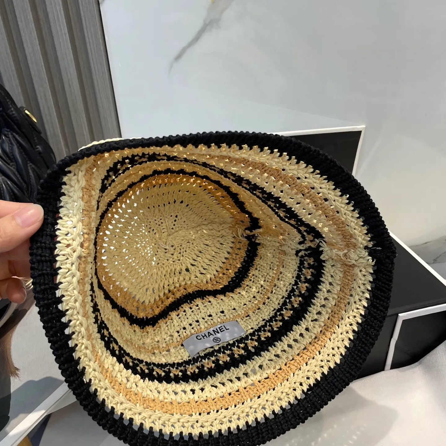 P60 CHANEL knitted basin hat, sun protection fisherman hat made of high density, a super tasteful knitted hat ~ the first choice for going out on the street! The shape of the hat is super nice, the color is perfect, and it’s light to carry! A must-have for little fairies🧚Head circumference 57cm