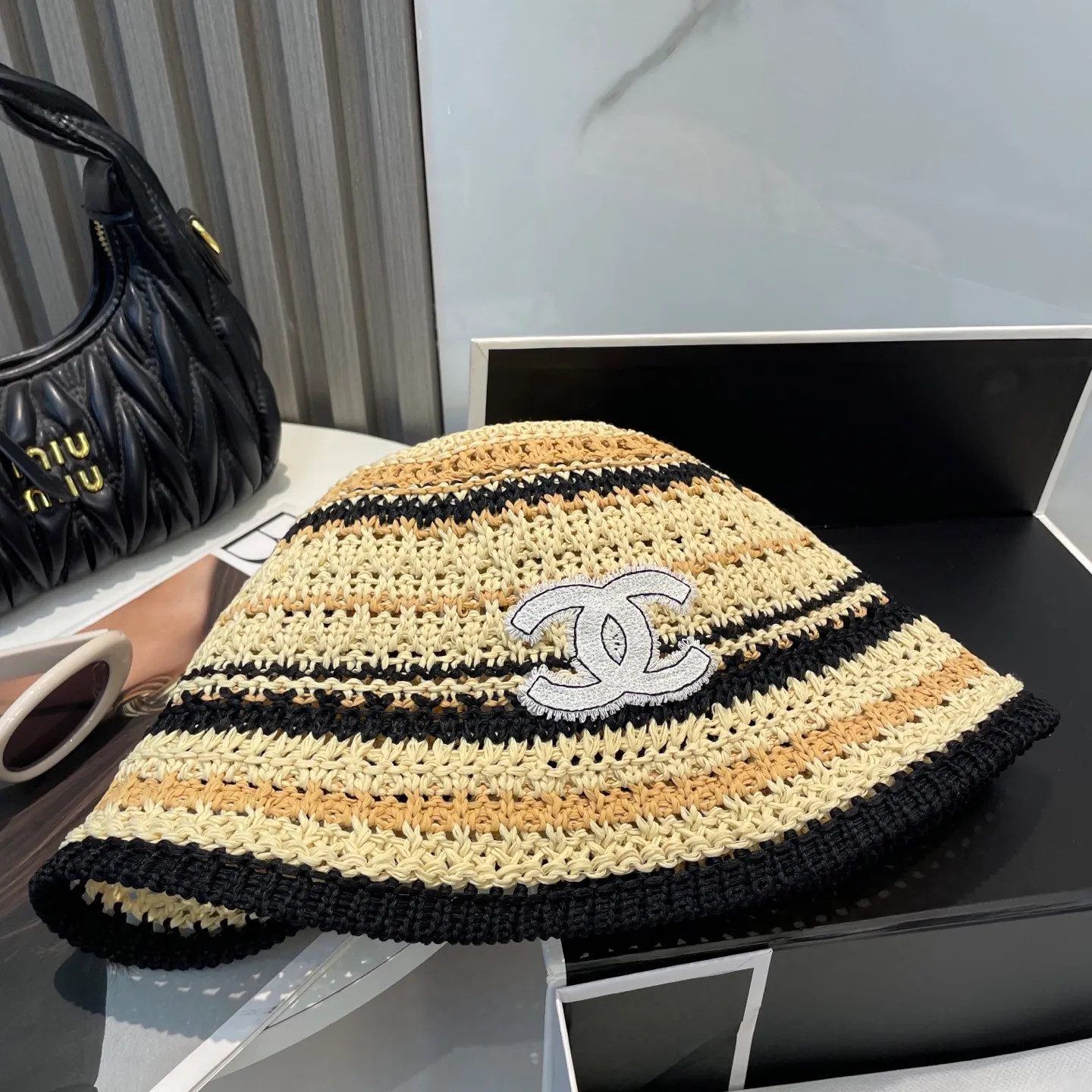 P60 CHANEL knitted basin hat, sun protection fisherman hat made of high density, a super tasteful knitted hat ~ the first choice for going out on the street! The shape of the hat is super nice, the color is perfect, and it’s light to carry! A must-have for little fairies🧚Head circumference 57cm
