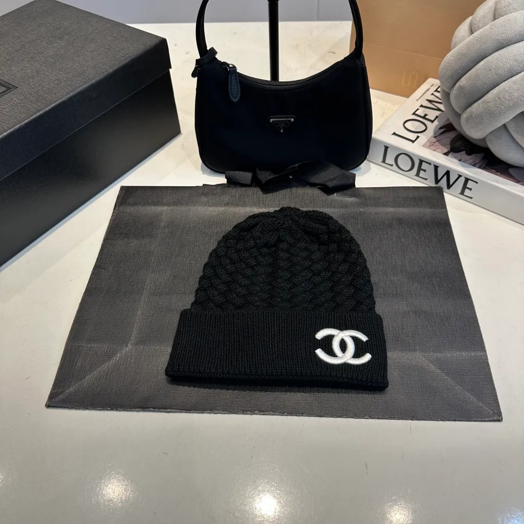 P280 Chane*🆕Chanel 25N new ski series wool hat, hat, scarf set, the popular Lei Feng hat on the Internet, black and white, versatile and cool, can be worn by men and women as a couple, warm and good-looking, a must-have