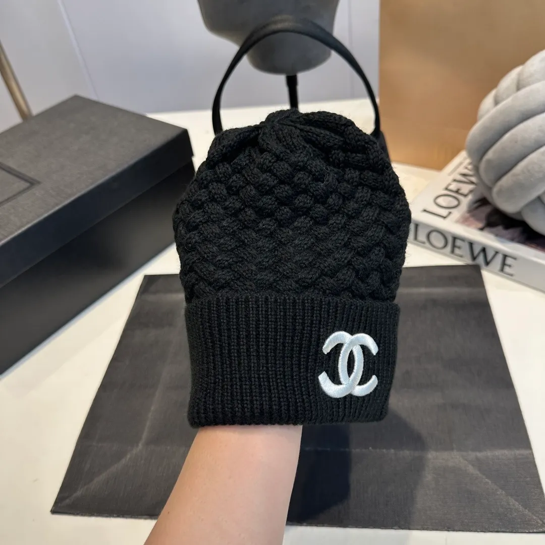 P280 Chane*🆕Chanel 25N new ski series wool hat, hat, scarf set, the popular Lei Feng hat on the Internet, black and white, versatile and cool, can be worn by men and women as a couple, warm and good-looking, a must-have