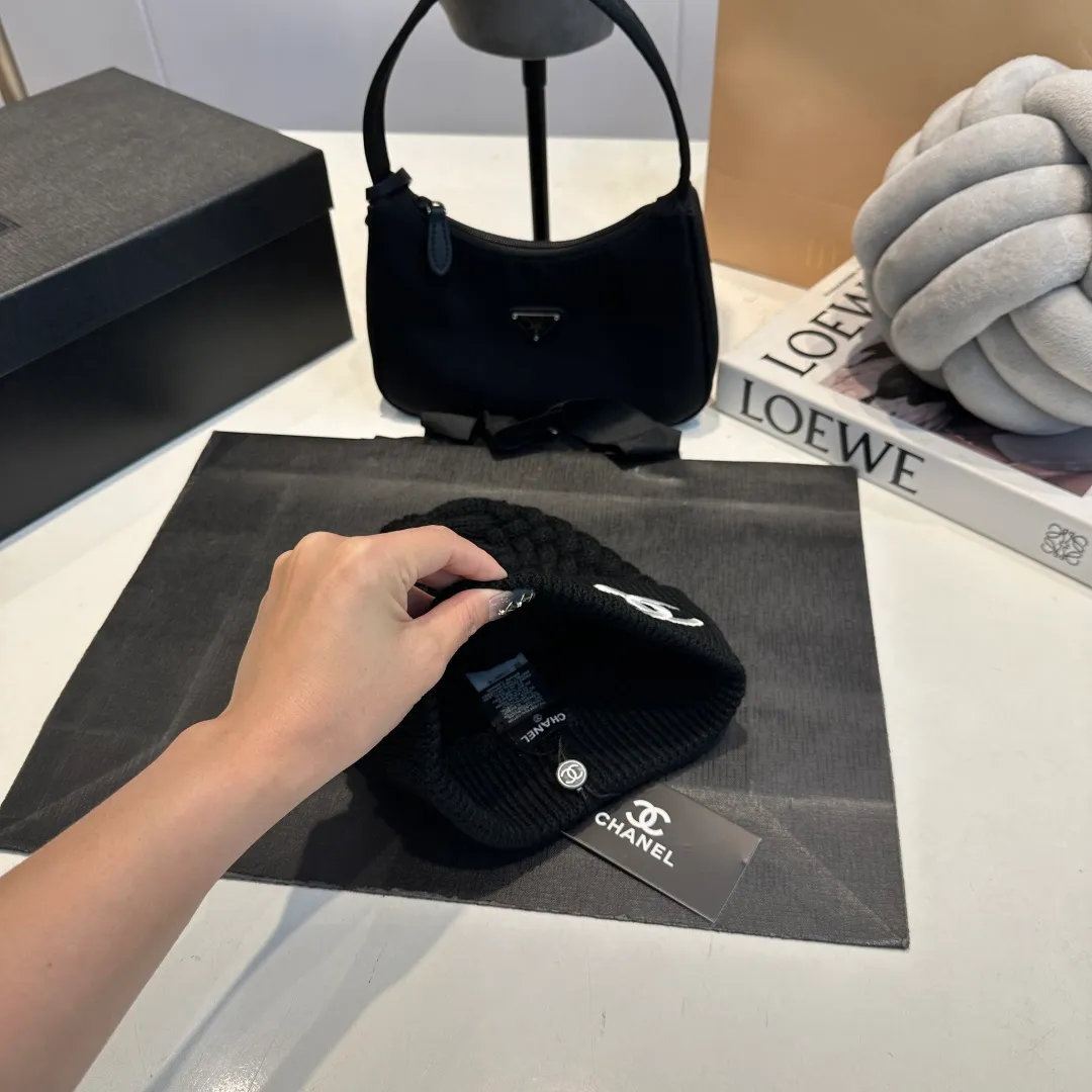P280 Chane*🆕Chanel 25N new ski series wool hat, hat, scarf set, the popular Lei Feng hat on the Internet, black and white, versatile and cool, can be worn by men and women as a couple, warm and good-looking, a must-have