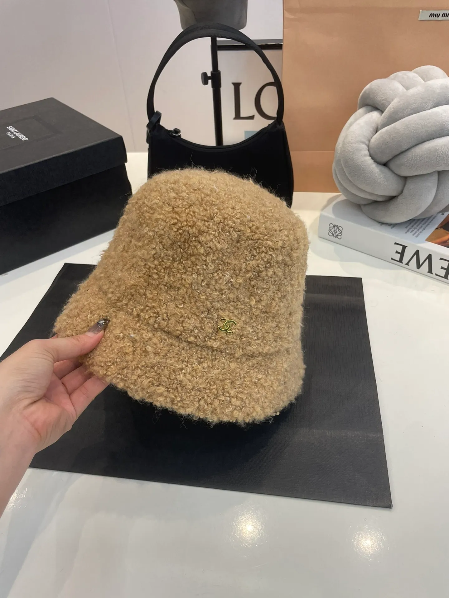 P60 CHANEL Chanel 2023 new autumn and winter lamb wool small fragrance bucket hat, big brand style is super easy to match, hurry up and buy it