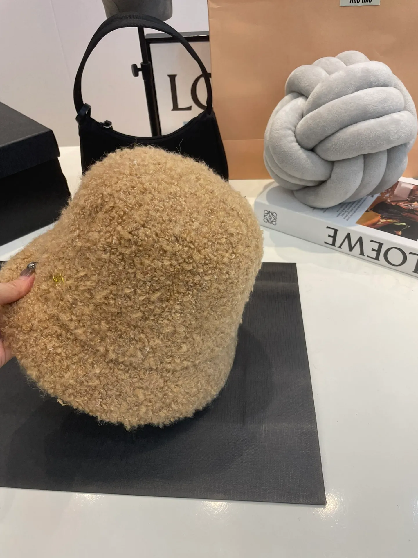 P60 CHANEL Chanel 2023 new autumn and winter lamb wool small fragrance bucket hat, big brand style is super easy to match, hurry up and buy it