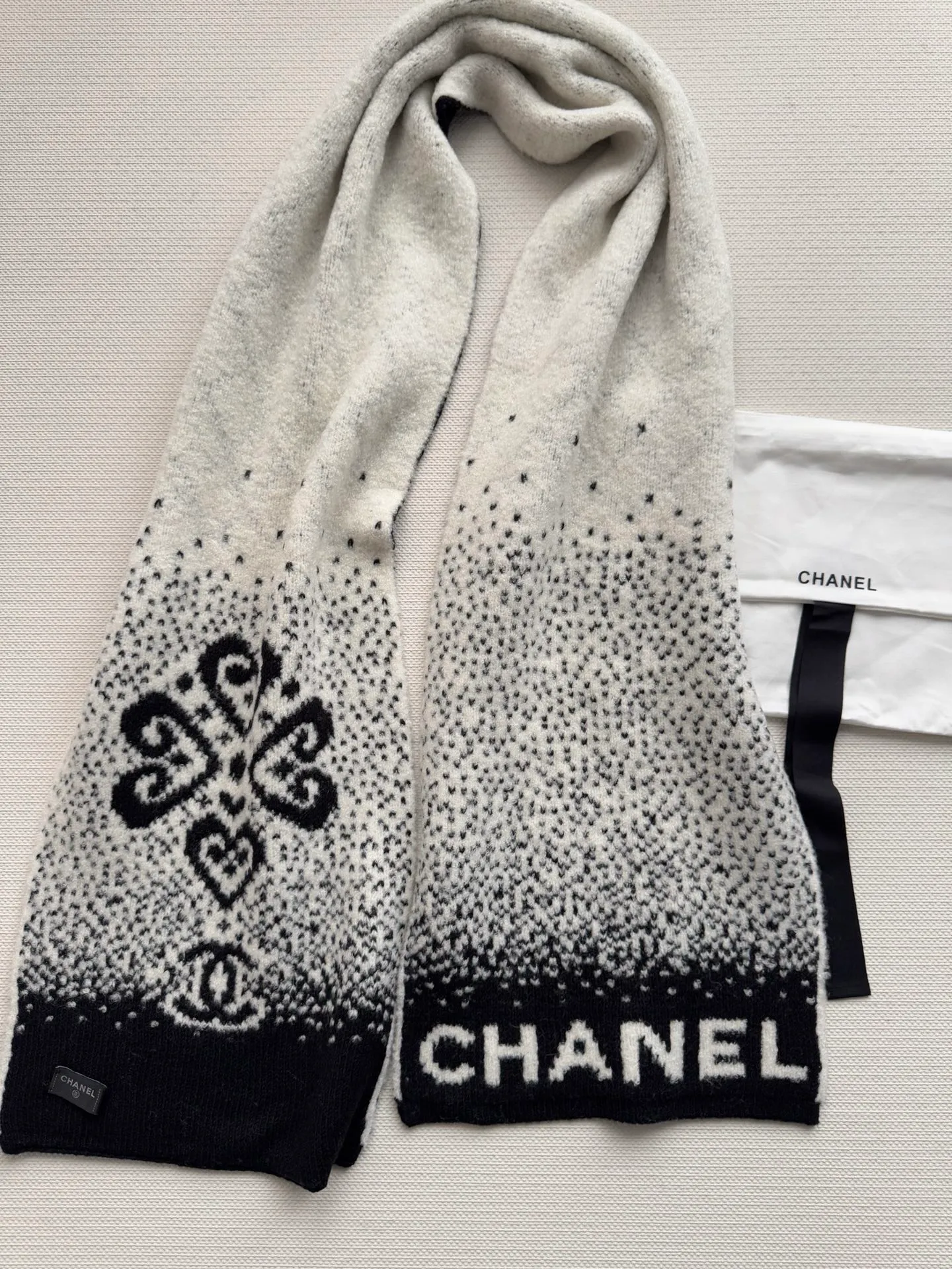 Scarf P540, hat P400, single selection available. New! Chanel (Chanel) gradient color block pattern scarf is made of wool blended material and 7-needle drawing process. The surface of the fabric has three-dimensional textures, a sense of layering, and a concave and convex grid texture. After the weaving is completed, the logo black and white classic color scarf is hand-picked to show the elegance. Wear it casually to create a simple and fashionable feeling and immediately enhance the overall look. 40% wool 32% silk 28% cashmere