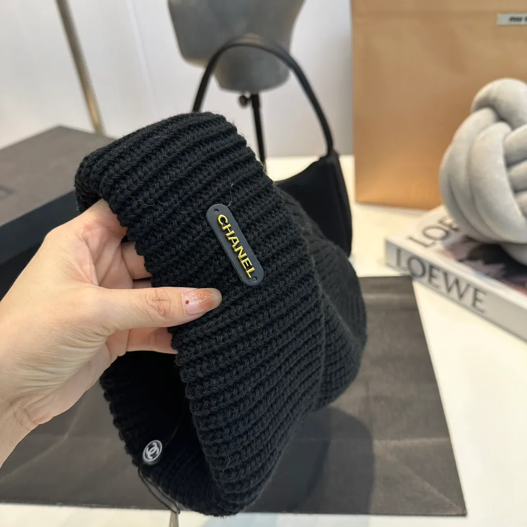P60 Chanel Chanel's new autumn and winter woolen hat is the same for men and women. It contains 70% wool fabric and has complete internal labels.  The latest technology, one-piece molding, is super beautiful. The autumn and winter wool knitted beanie feels good to the touch ~ the color is super white ~ and it has a great atmosphere when taking photos, and it is very versatile ~