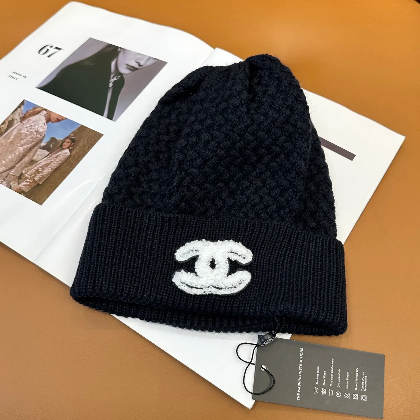 P70 Chanel official website quality Chanel autumn and winter fashion blogger recommended knitted hat, which hides a quiet sense of luxury. Every line is neat and generous, simple but not simple, generous and stylish. Every detail shows high-end taste, and the sense of fashion becomes more and more intriguing in the restraint.