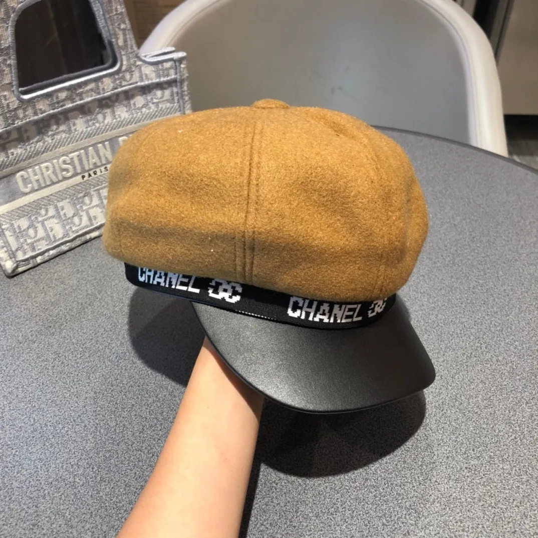 P140 CHANEL Chanel's new furry octagonal hat for autumn and winter 20, the quality is superb, the shape of the hat is more elegant, and it is a hot item this season!