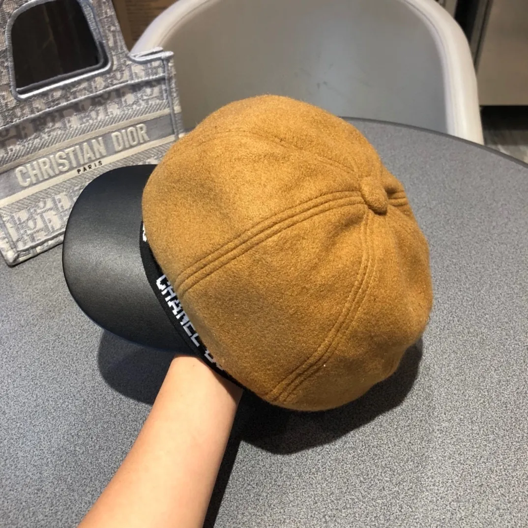 P140 CHANEL Chanel's new furry octagonal hat for autumn and winter 20, the quality is superb, the shape of the hat is more elegant, and it is a hot item this season!