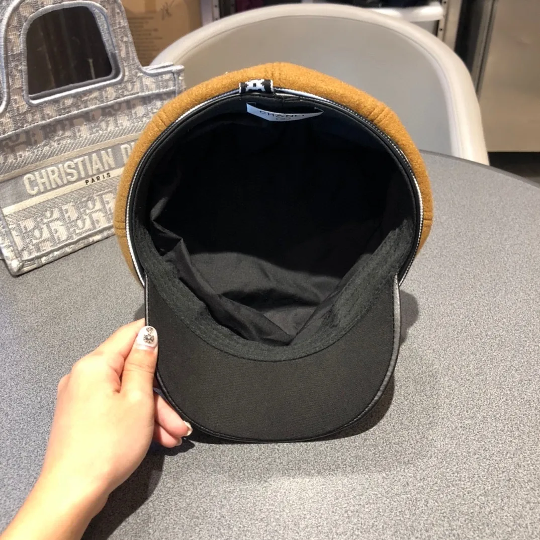 P140 CHANEL Chanel's new furry octagonal hat for autumn and winter 20, the quality is superb, the shape of the hat is more elegant, and it is a hot item this season!