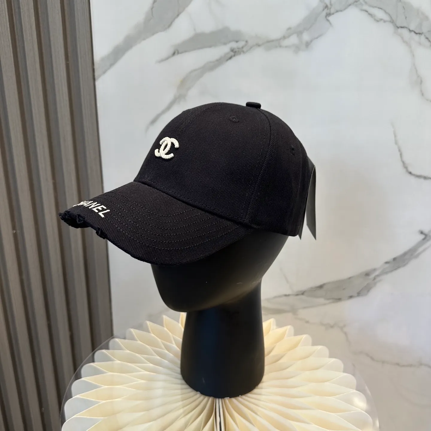 P70 CHANEL [Chanel] New simple embroidered logo baseball cap, new model shipped, big-name models are super easy to match, hurry up and get it!