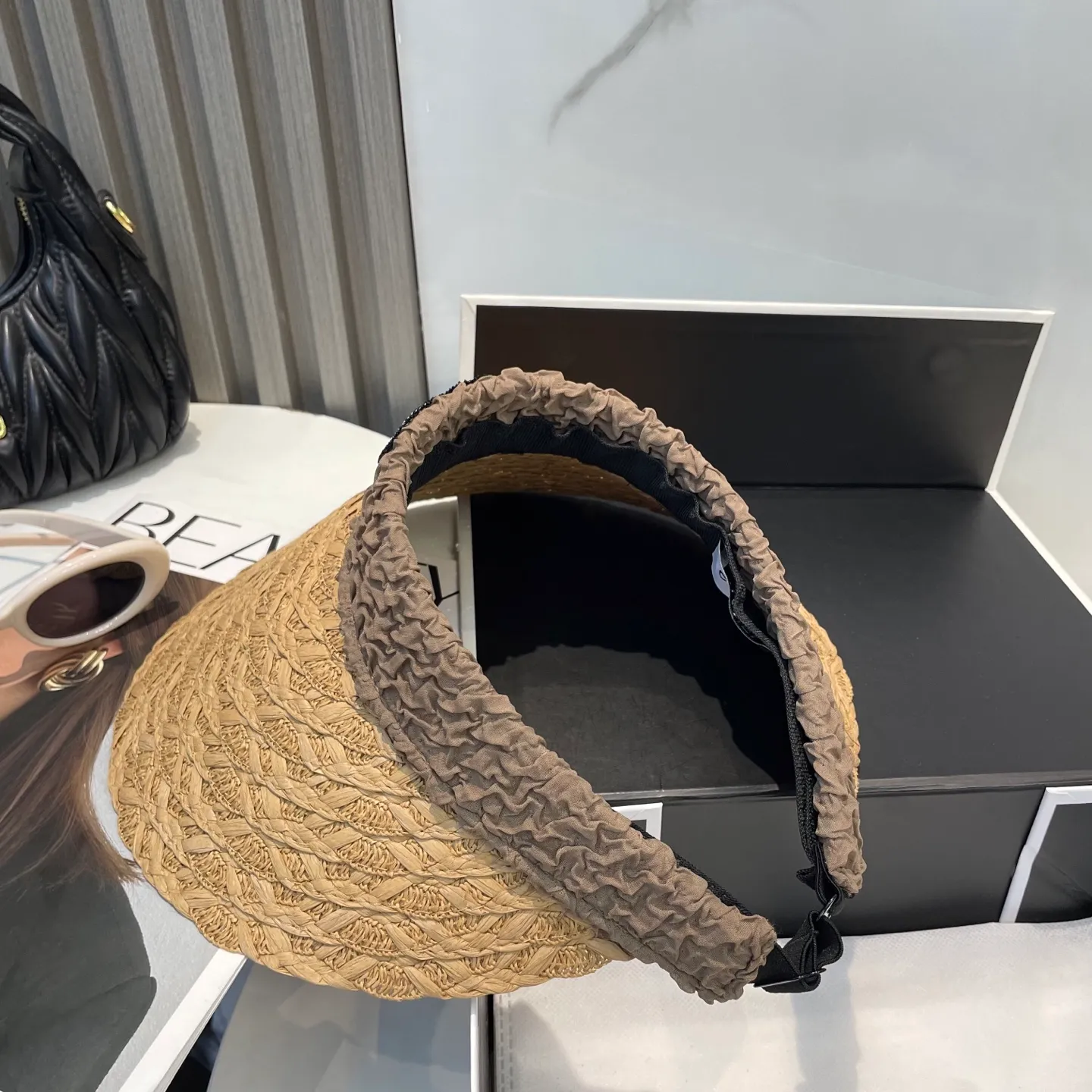 P70 Chanel's new hollow top hat, sweet style 💙Because the hat is hollow, you won't feel stuffy in summer and it doesn't pick up your hairstyle and face shape! The sun protection effect is no less than that of a professional sun protection cloth hat. Just buy the western style one🙄