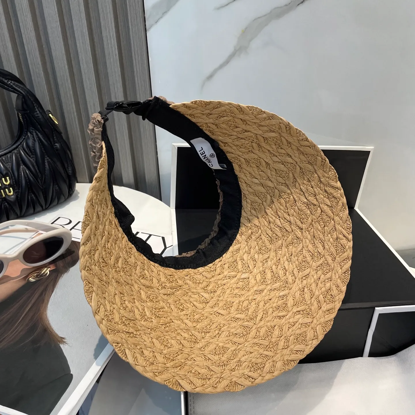 P70 Chanel's new hollow top hat, sweet style 💙Because the hat is hollow, you won't feel stuffy in summer and it doesn't pick up your hairstyle and face shape! The sun protection effect is no less than that of a professional sun protection cloth hat. Just buy the western style one🙄