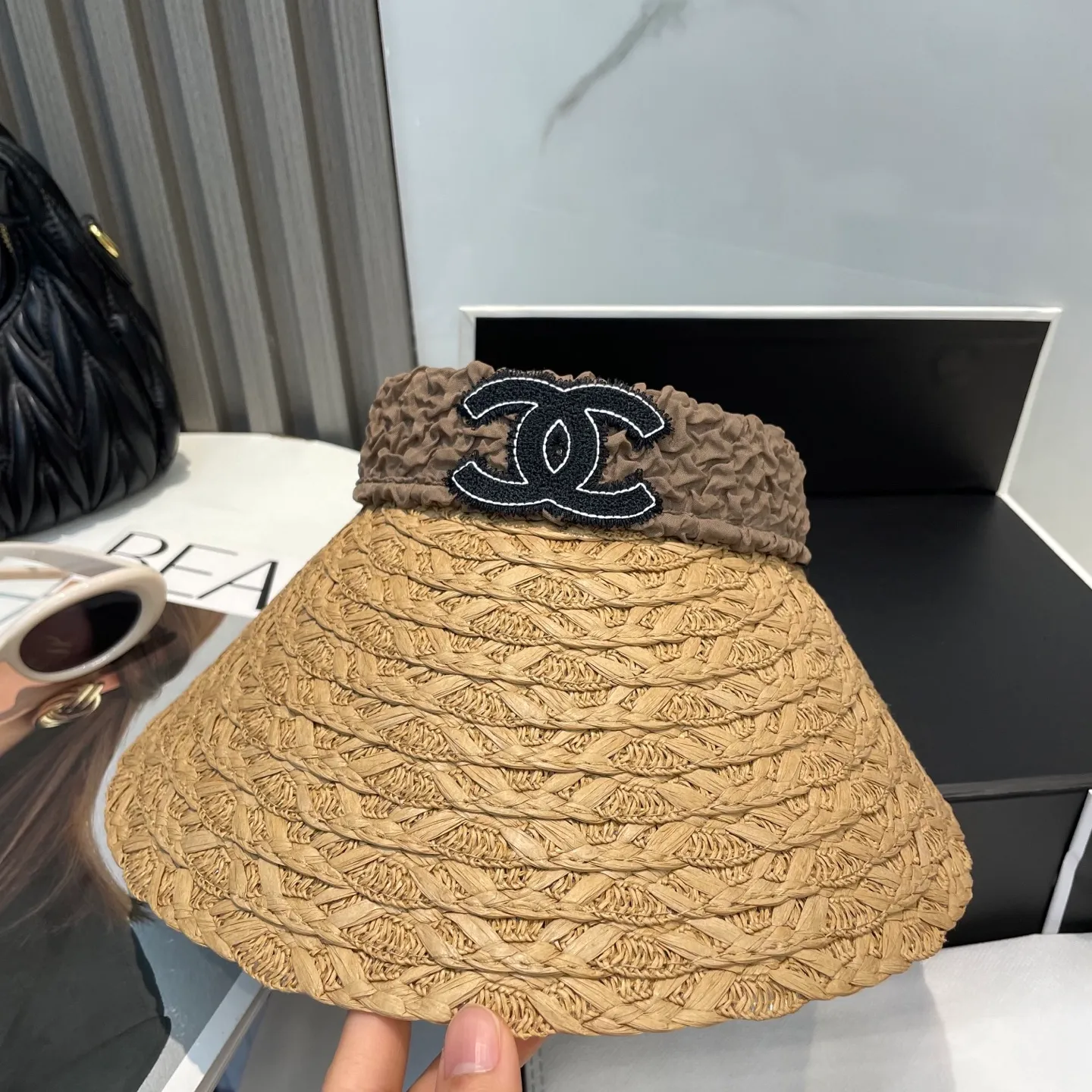 P70 Chanel's new hollow top hat, sweet style 💙Because the hat is hollow, you won't feel stuffy in summer and it doesn't pick up your hairstyle and face shape! The sun protection effect is no less than that of a professional sun protection cloth hat. Just buy the western style one🙄