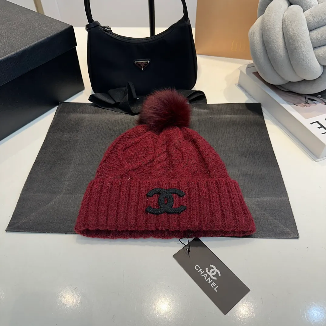 P90 CHANEL Chanel Orphan Fur Ball Autumn and Winter New Big Brand Wool Knitted Beanie One-size-fits-all, complete with tags ~ Very easy to match when out on the street!