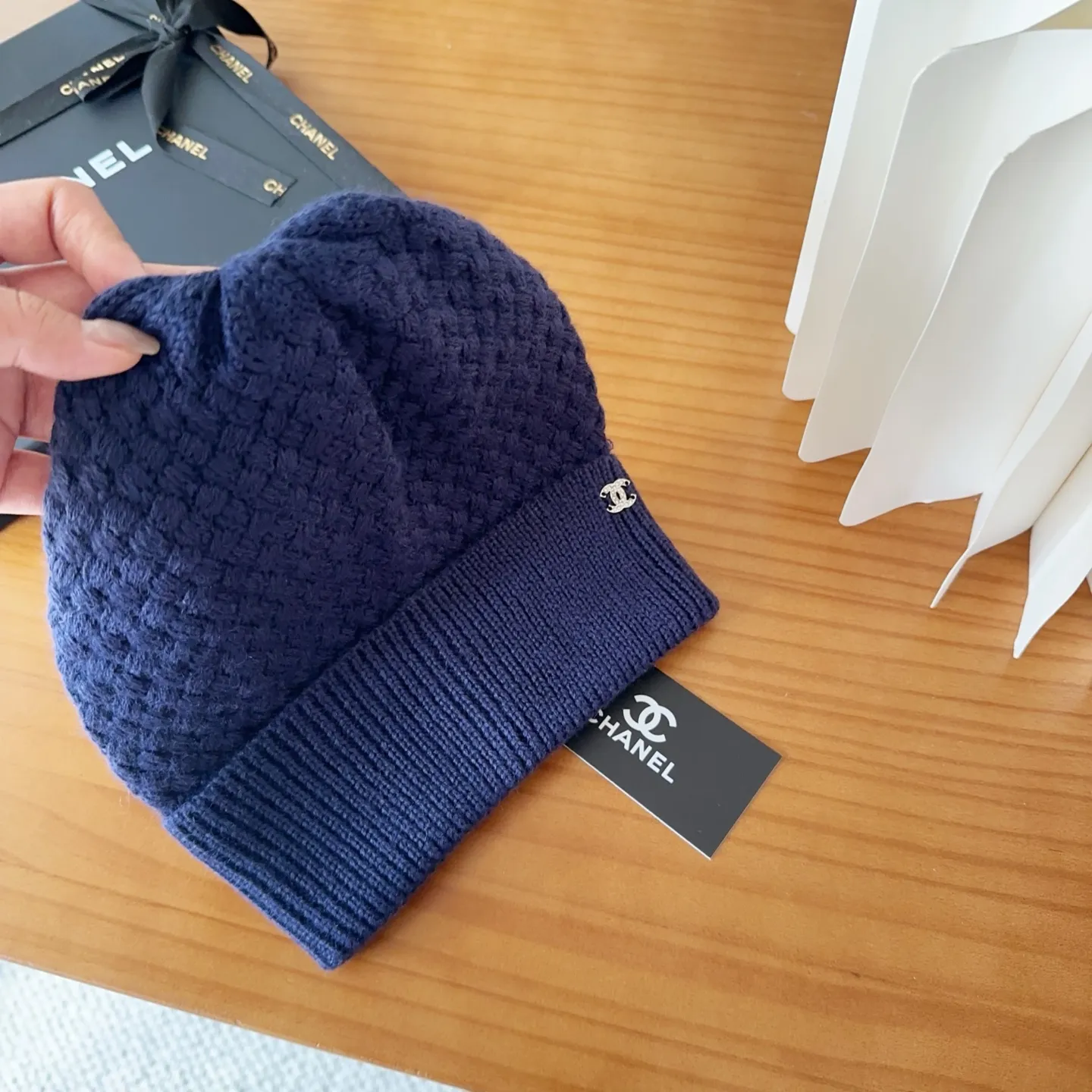 💰64 Chanel official website releases CHANEL small and popular knitted hat! Xiaohongshu’s new product is released, it’s so 🉑️, high-elastic fabric, classic colors, same style for men and women.
