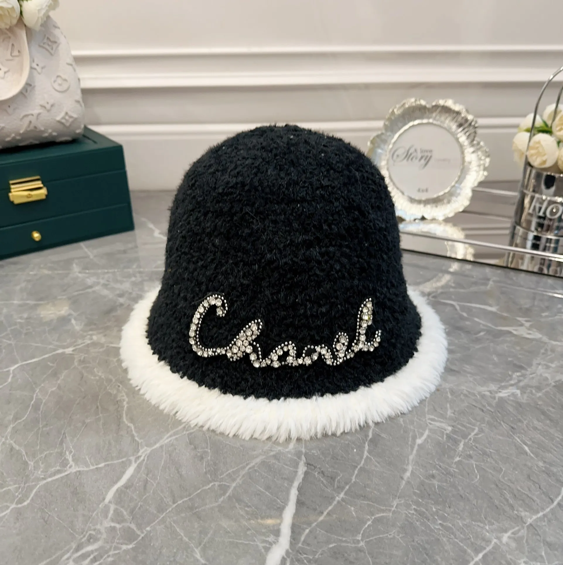 p60 Chanel Chanel autumn and winter fur-edged bucket hat, sherpa bucket hat, versatile and fashionable