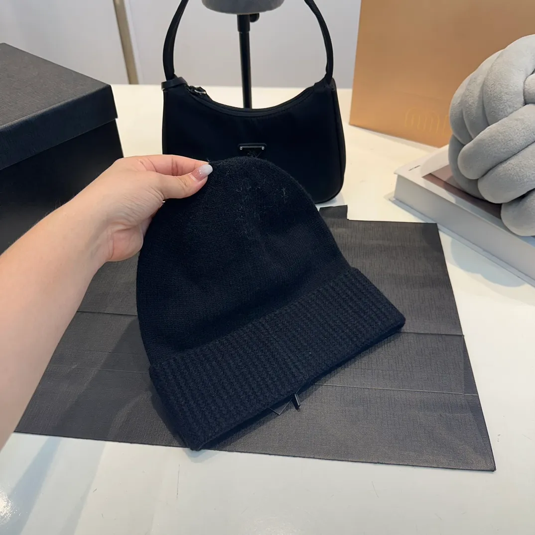 P60 Chanel official website quality Chanel autumn and winter woolen hat recommended by Internet celebrity fashion bloggers, Xiaohongshu hot style, super soft and comfortable knitted woolen hat with excellent elasticity!