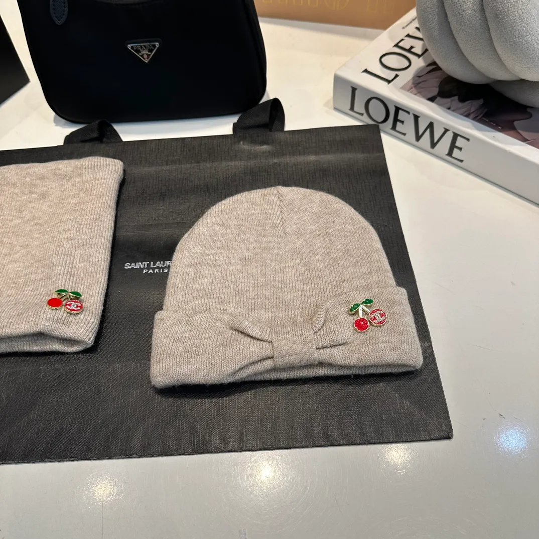 P140 Chanel Chanel children's knitted beanie cherry three-piece set, scarf, hat, gloves, super warm