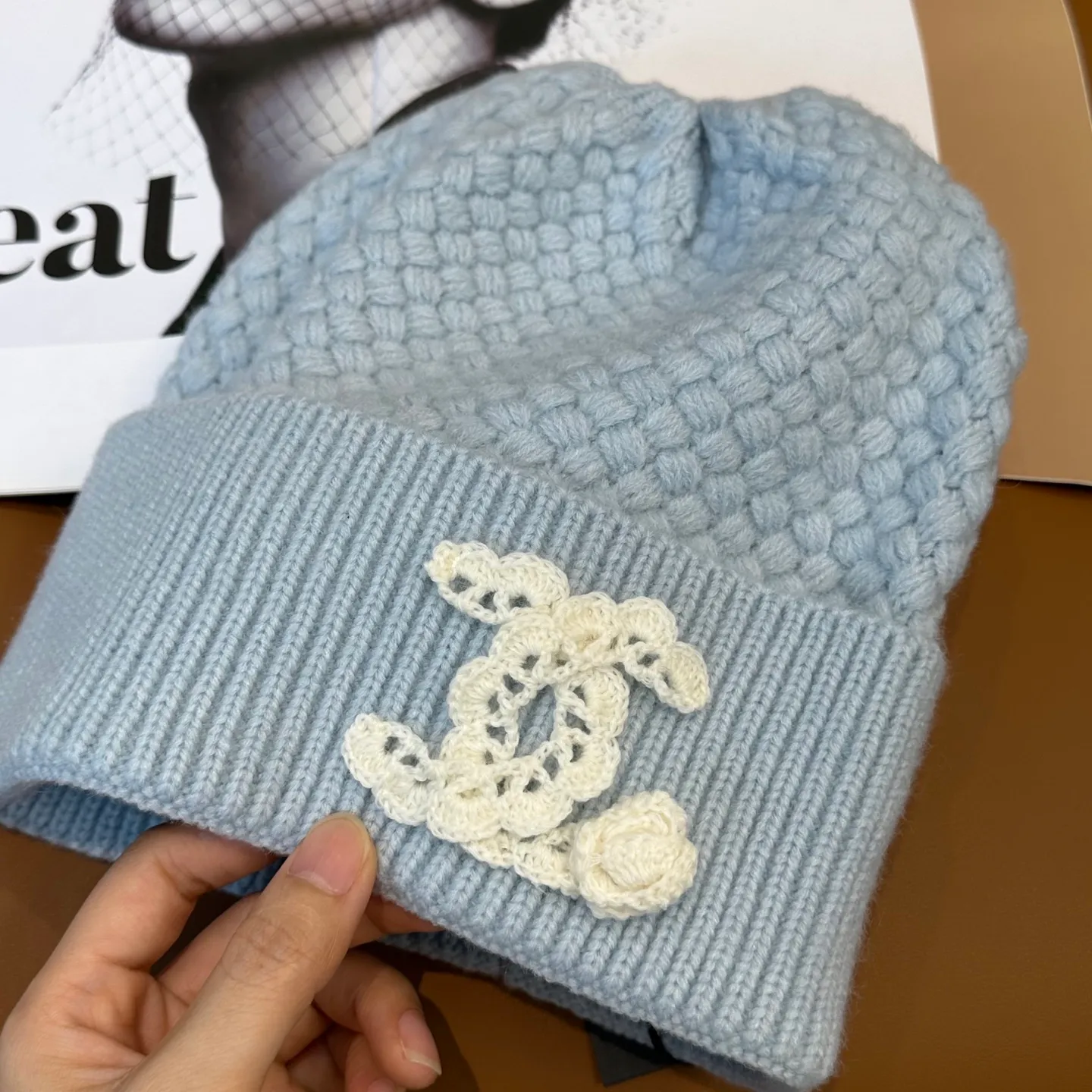 P70 Chanel official website quality Chanel autumn and winter knitted hat recommended by internet celebrity fashion bloggers. It hides a quiet sense of high-end. Every line is neat and elegant, simple but not simple, generous but not out of style. Every detail shows high-end taste, and the sense of fashion becomes more and more intriguing in the restraint.