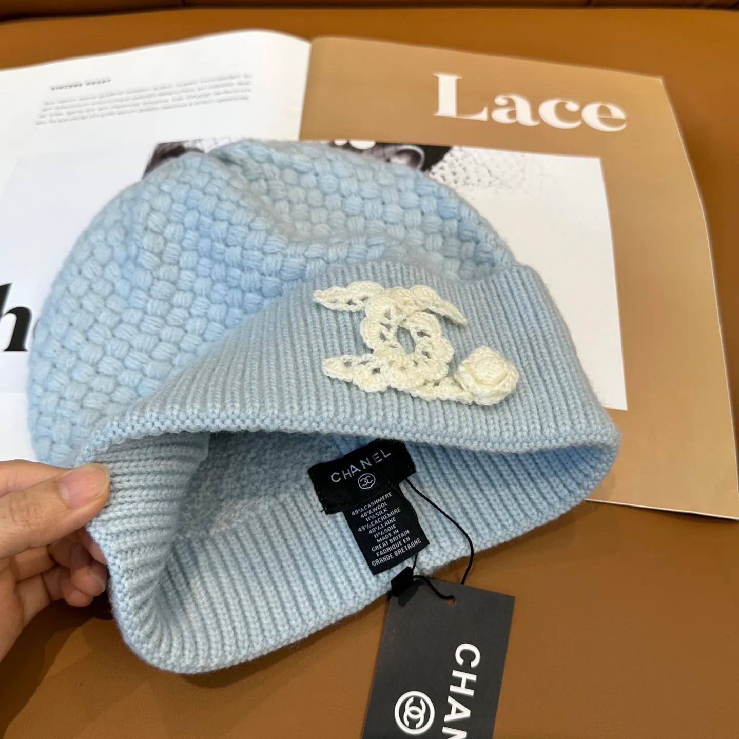P70 Chanel official website quality Chanel autumn and winter knitted hat recommended by internet celebrity fashion bloggers. It hides a quiet sense of high-end. Every line is neat and elegant, simple but not simple, generous but not out of style. Every detail shows high-end taste, and the sense of fashion becomes more and more intriguing in the restraint.