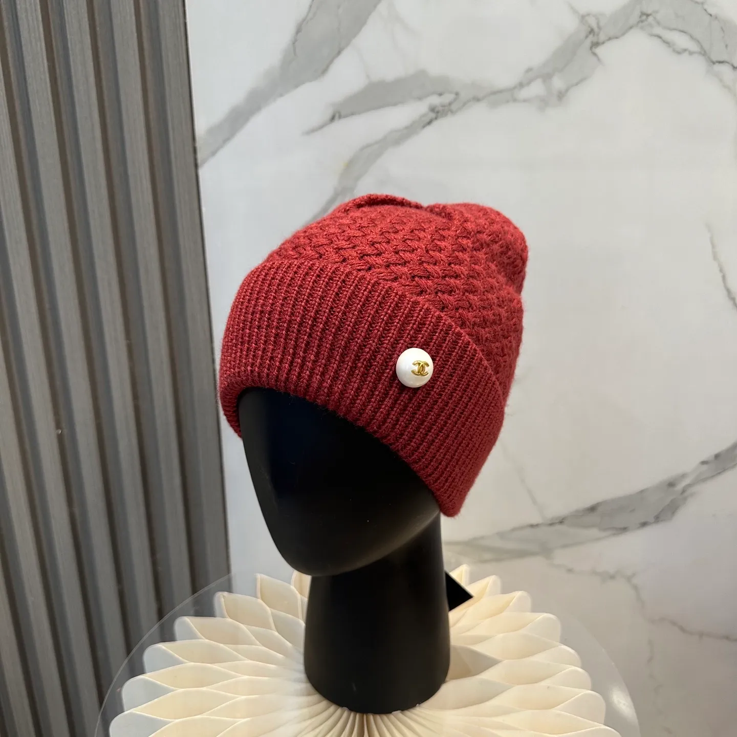 P70 Chanel official website quality Chanel autumn and winter fashion blogger recommended knitted hat, which hides a quiet sense of luxury. Every line is neat and generous, simple but not simple, generous and stylish. Every detail shows high-end taste, and the sense of fashion becomes more and more intriguing in the restraint.