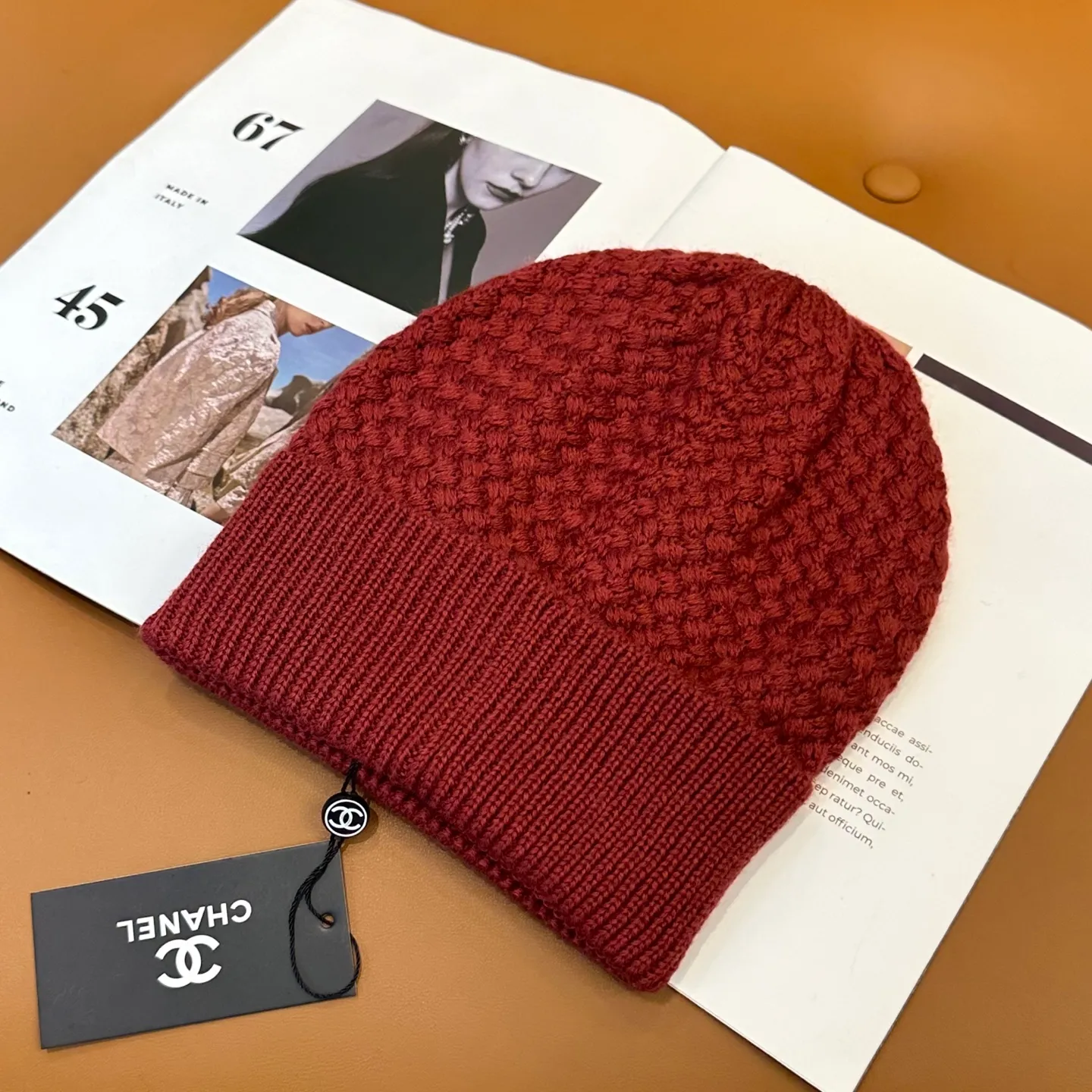 P70 Chanel official website quality Chanel autumn and winter fashion blogger recommended knitted hat, which hides a quiet sense of luxury. Every line is neat and generous, simple but not simple, generous and stylish. Every detail shows high-end taste, and the sense of fashion becomes more and more intriguing in the restraint.
