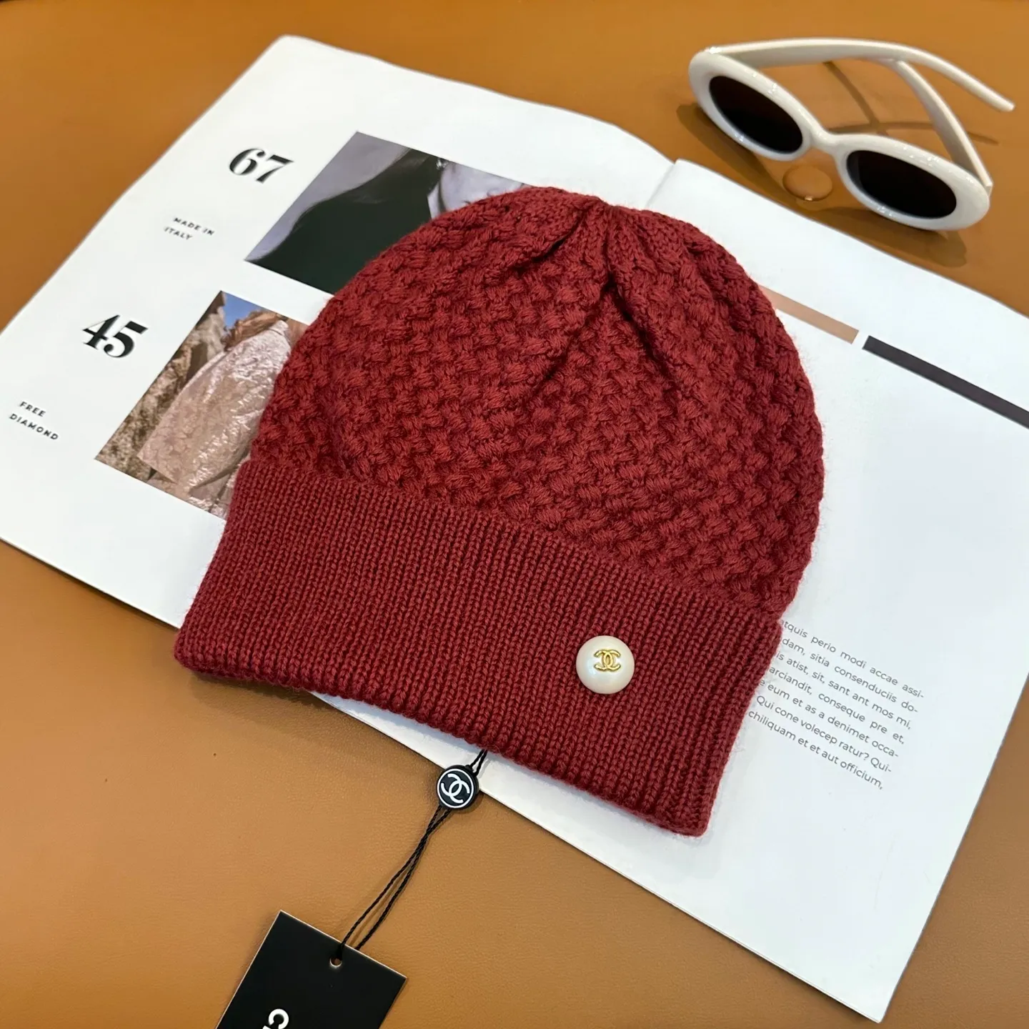 P70 Chanel official website quality Chanel autumn and winter fashion blogger recommended knitted hat, which hides a quiet sense of luxury. Every line is neat and generous, simple but not simple, generous and stylish. Every detail shows high-end taste, and the sense of fashion becomes more and more intriguing in the restraint.
