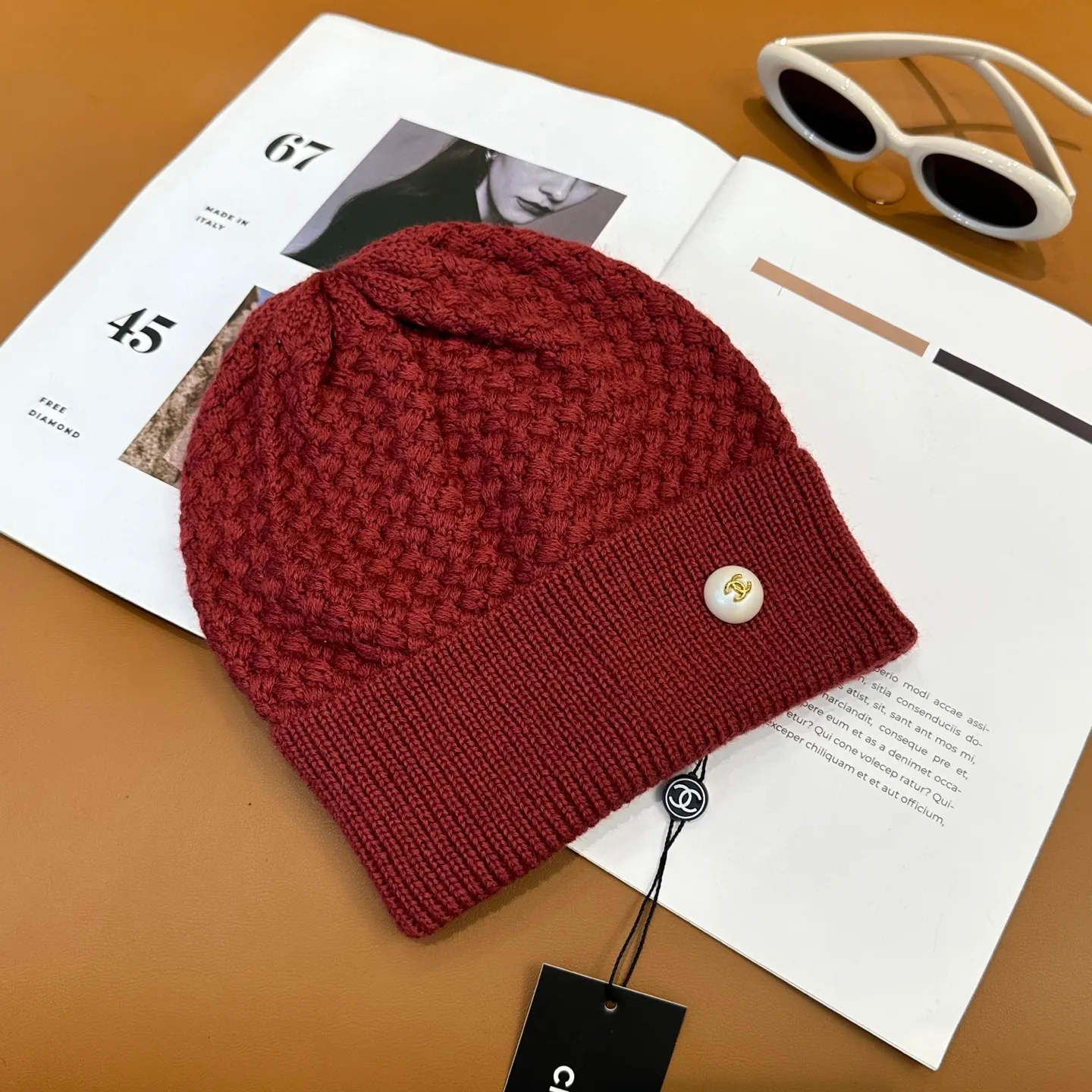 P70 Chanel official website quality Chanel autumn and winter fashion blogger recommended knitted hat, which hides a quiet sense of luxury. Every line is neat and generous, simple but not simple, generous and stylish. Every detail shows high-end taste, and the sense of fashion becomes more and more intriguing in the restraint.
