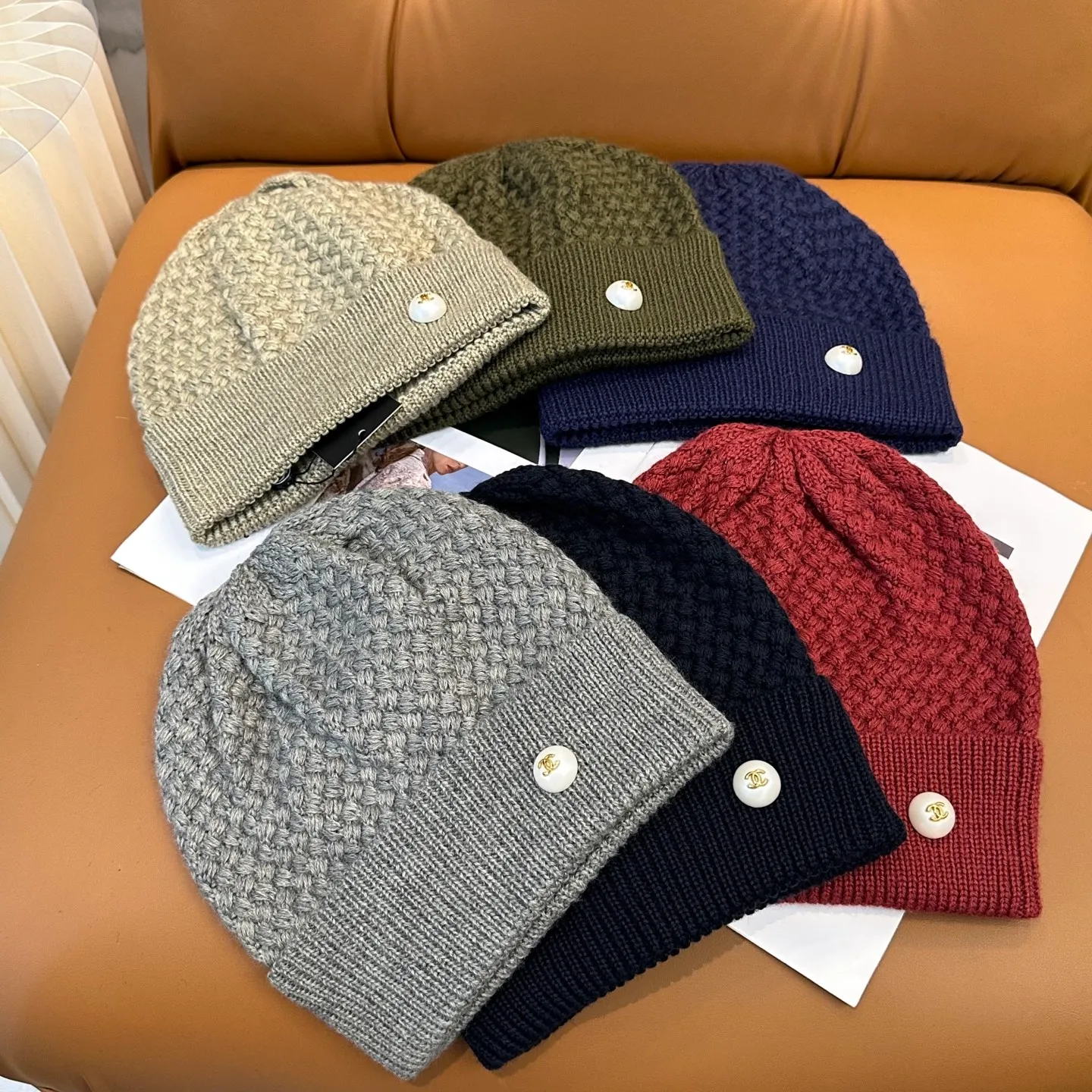 P70 Chanel official website quality Chanel autumn and winter fashion blogger recommended knitted hat, which hides a quiet sense of luxury. Every line is neat and generous, simple but not simple, generous and stylish. Every detail shows high-end taste, and the sense of fashion becomes more and more intriguing in the restraint.
