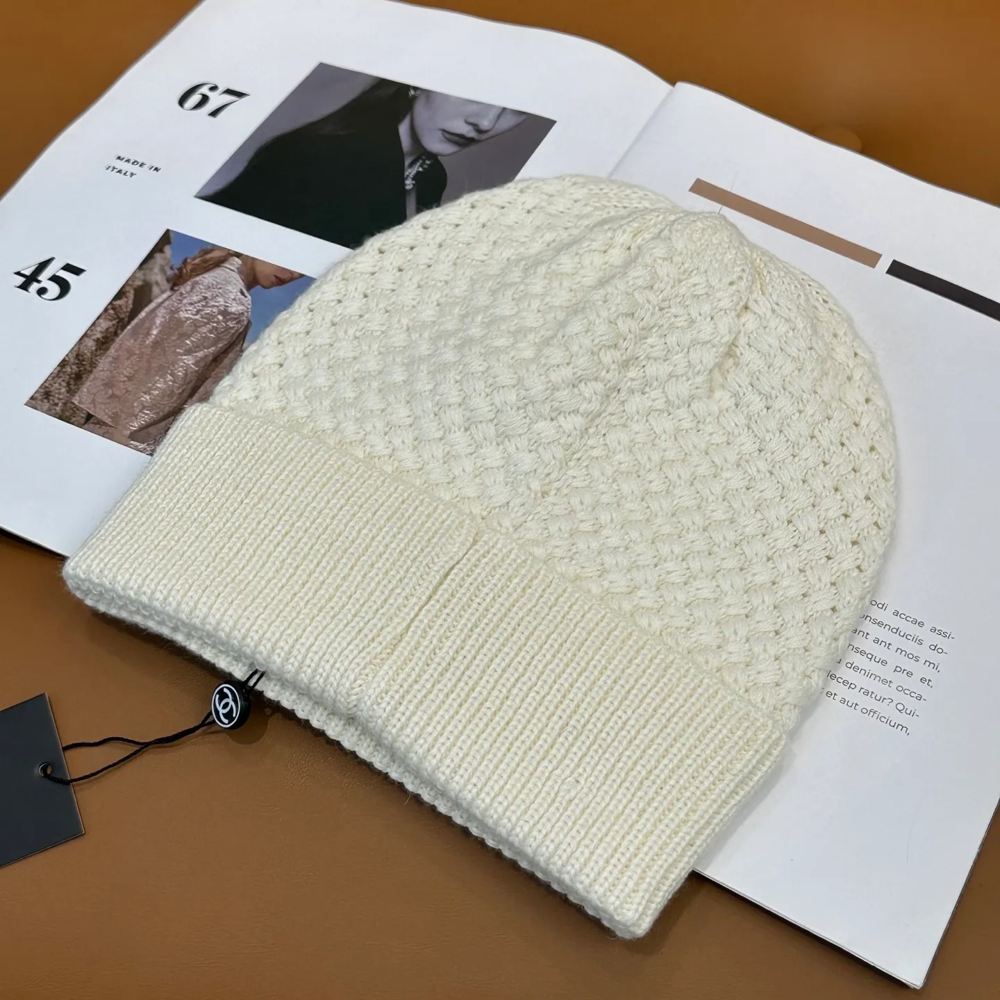 P70 Chanel official website quality Chanel autumn and winter fashion blogger recommended knitted hat, which hides a quiet sense of luxury. Every line is neat and generous, simple but not simple, generous and stylish. Every detail shows high-end taste, and the sense of fashion becomes more and more intriguing in the restraint.
